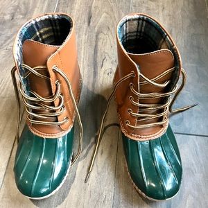 DUCK BOOTS
